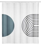 Duschvorhang mit modernem Design, zeigt geometrische Formen in Blau und Grau auf weißem Hintergrund, Frontalansicht.