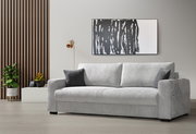Graues Querschläfer-Sofa in einem modernen Wohnzimmer, seitliche Perspektive, mit Kissen und dekorativer Wandkunst im Hintergrund.