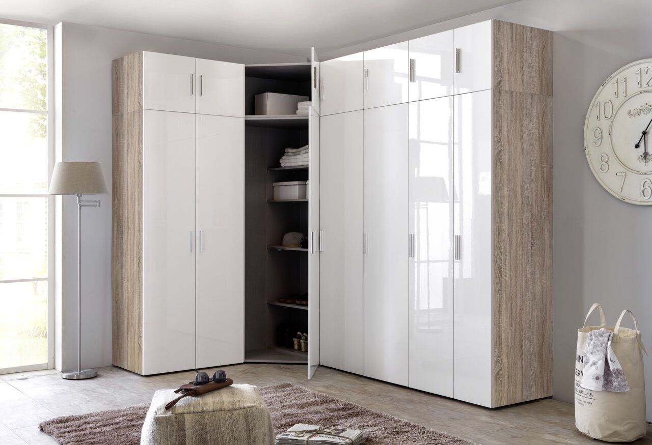 Moderne hoekkast met witte hoogglansdeuren en houtdecor, de open deur geeft de planken binnenin weer, aanzicht van voren