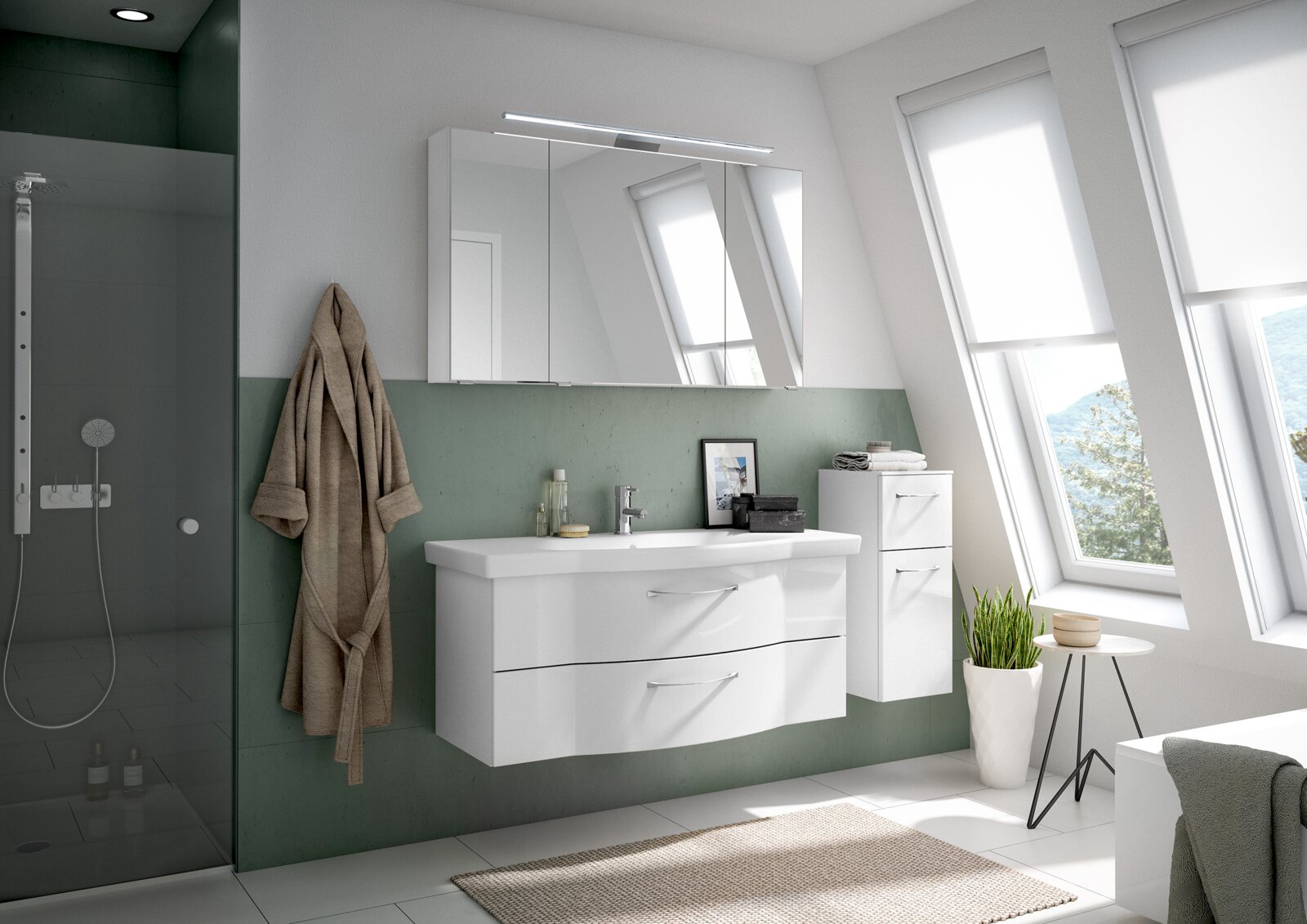 Moderne Badezimmeransicht mit weißem Badblock, bestehend aus einem Waschbecken mit Unterschrank und einem Spiegelschrank, seitlich ein hoher Schrank, alles in einer hellen, lichtdurchfluteten Umgebung mit schrägen Fenstern.