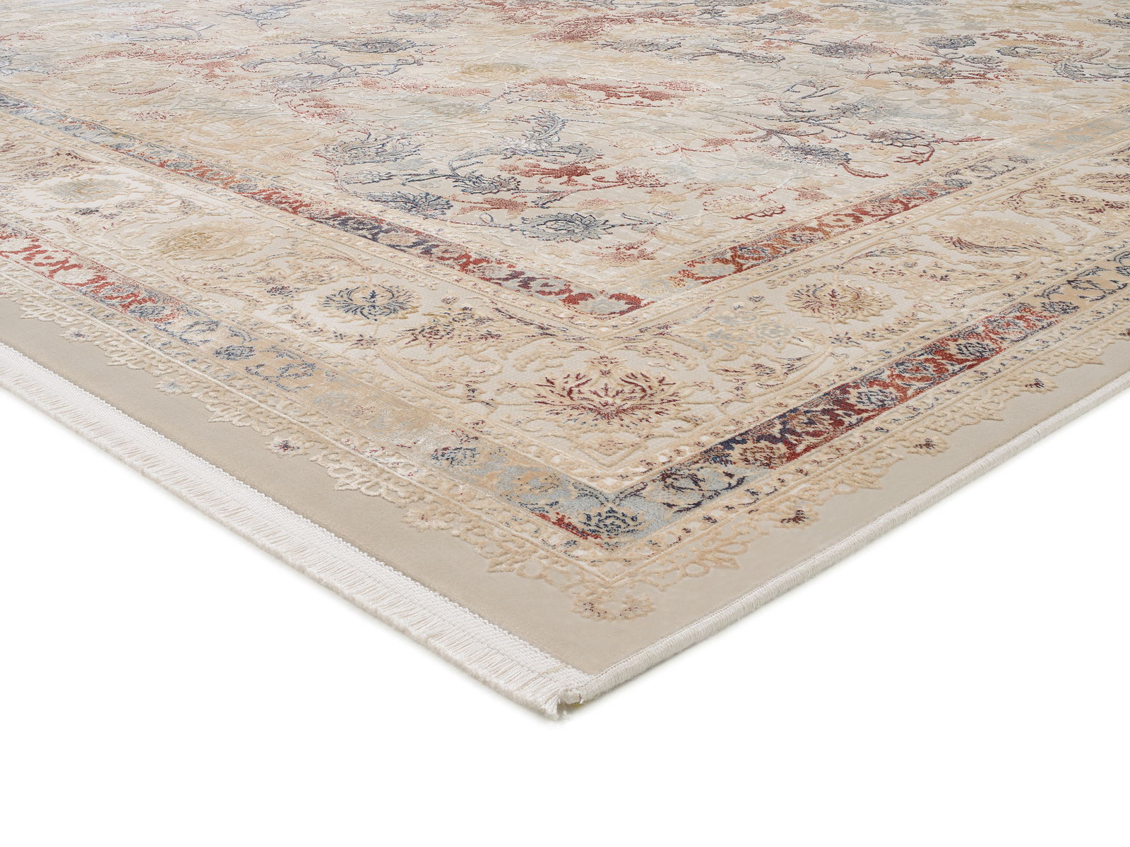 Orientteppich mit detailliertem Muster in Beige, Rot und Blau, aus einer schrägen Perspektive fotografiert.