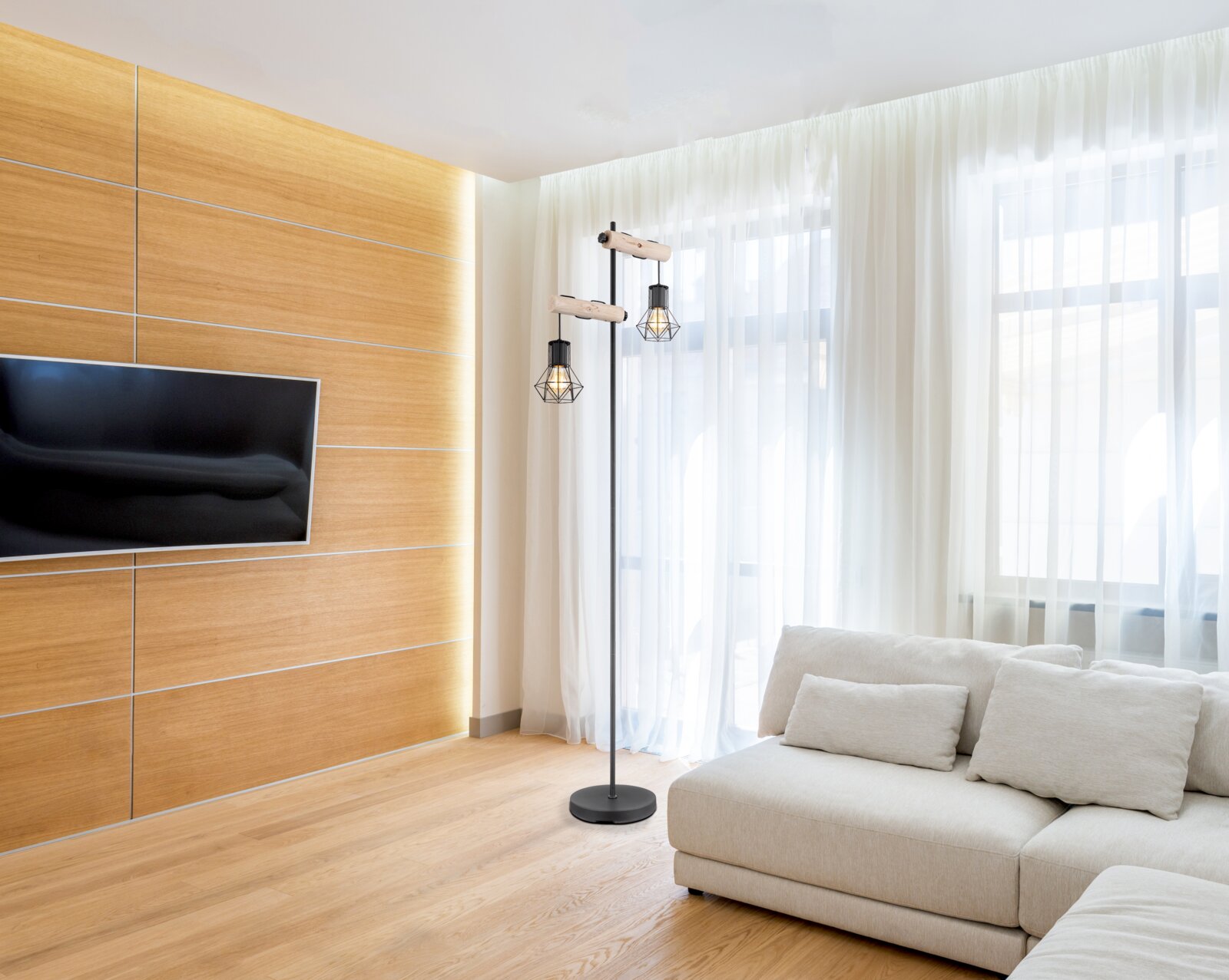 Moderne Stehleuchte mit zwei Käfiglampen in einem hellen Wohnzimmer, seitliche Perspektive
