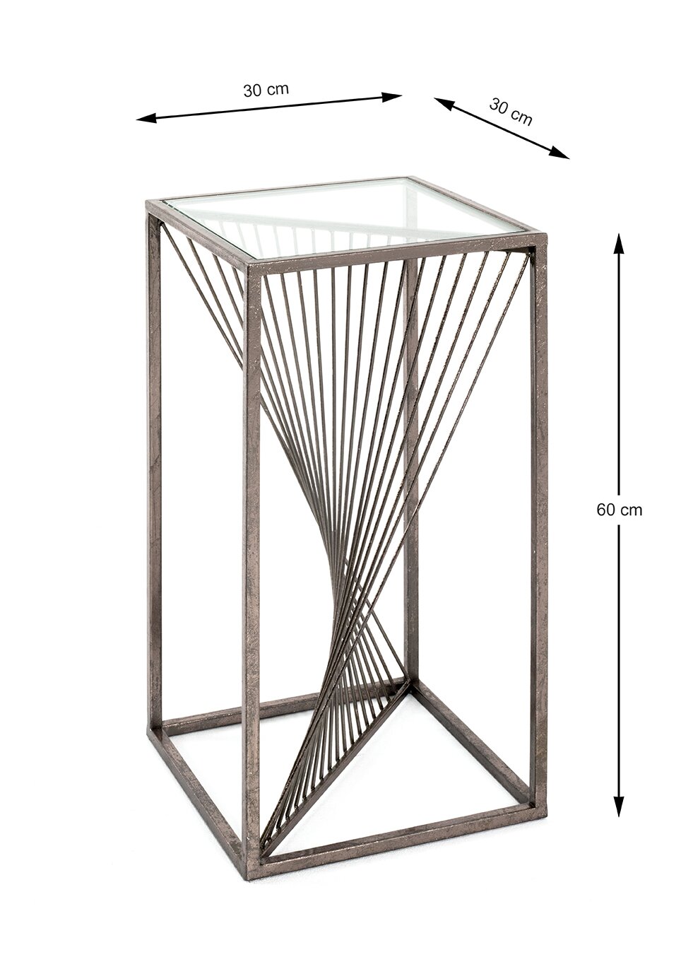 Schmaler Beistelltisch aus Metall mit quadratischer Glasplatte, 30 x 30 cm und 60 cm hoch, mit gedrehten Streben im Inneren, freigestellt vor weißem Hintergrund, Perspektive: leicht von oben in 3/4-Ansicht.