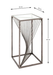 Schmaler Beistelltisch aus Metall mit quadratischer Glasplatte, 30 x 30 cm und 60 cm hoch, mit gedrehten Streben im Inneren, freigestellt vor weißem Hintergrund, Perspektive: leicht von oben in 3/4-Ansicht.