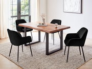 Esszimmer mit einem Holztisch und vier schwarzen Armlehnstühlen aus Stoff, Perspektive von schräg oben.