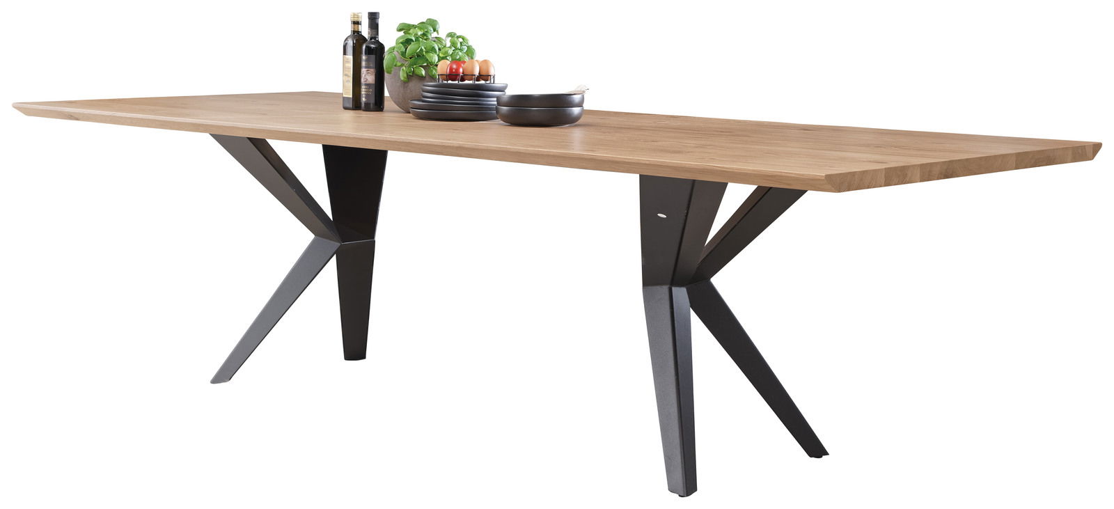 Moderner Esstisch mit Holzplatte und schwarzen Metallbeinen, seitliche Perspektive