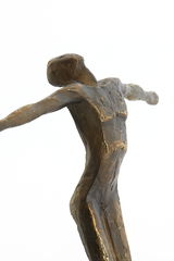 Bronzefarbene Skulptur eines stilisierten Menschen mit ausgestreckten Armen, seitliche Perspektive
