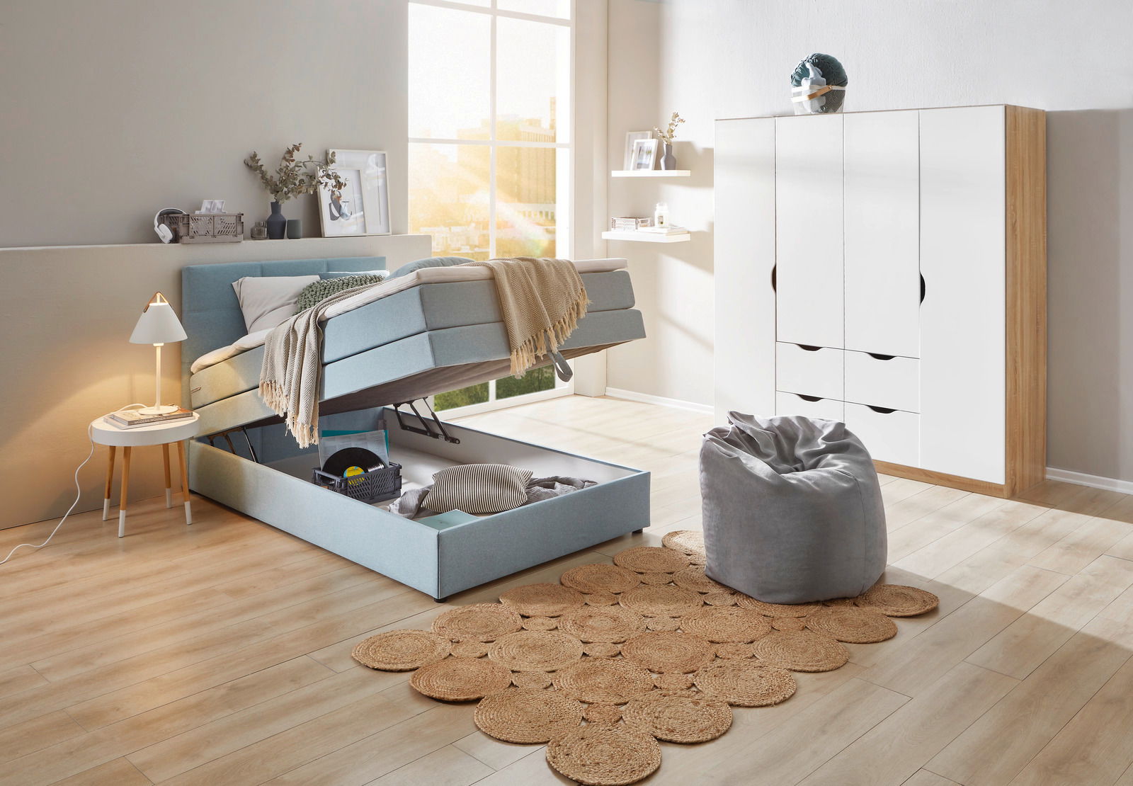 Boxspringbett mit Stauraum in einem modernen Schlafzimmer, seitliche Perspektive