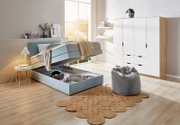 Boxspringbett mit Stauraum in einem modernen Schlafzimmer, seitliche Perspektive
