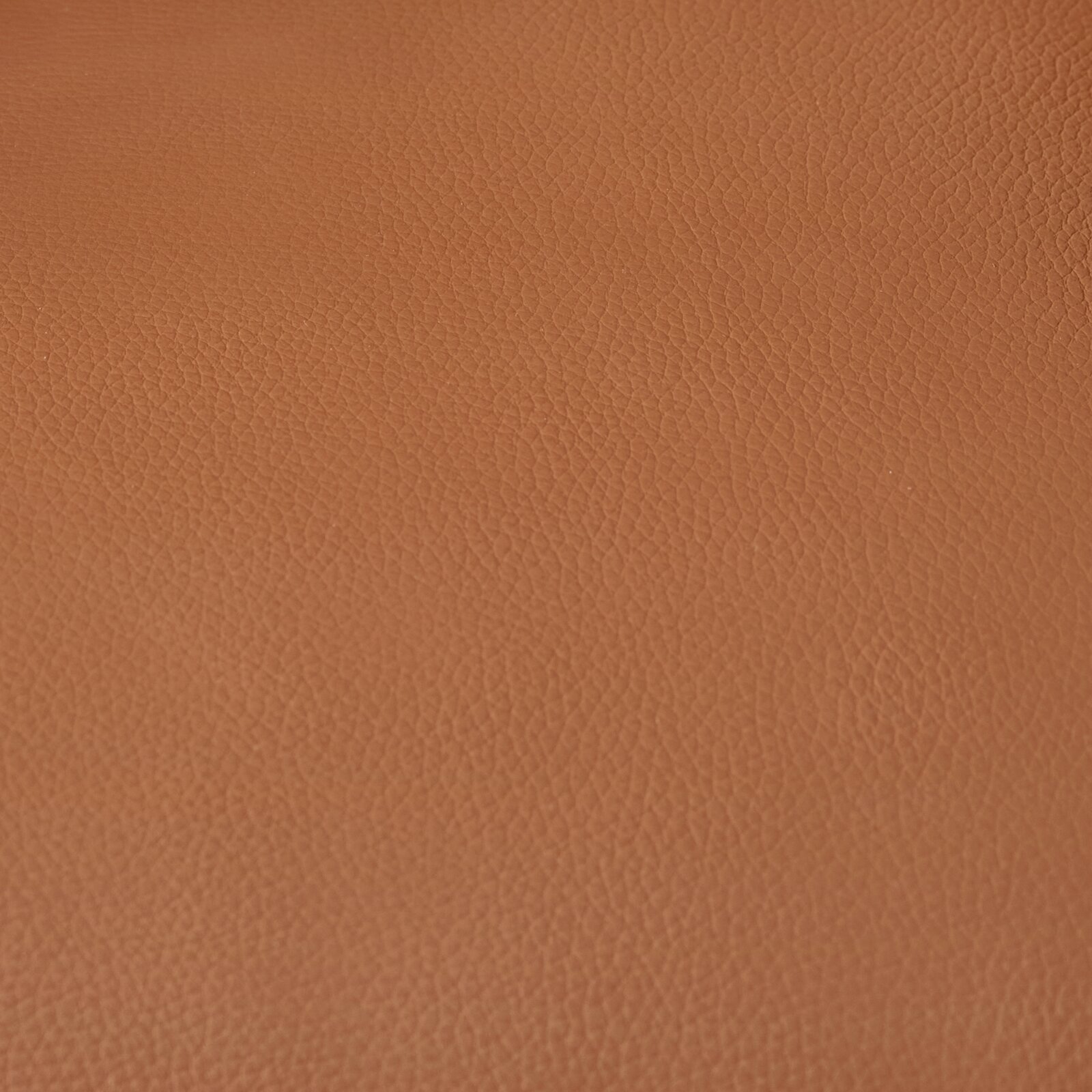 Nahaufnahme von braunem Lederbezug eines Armlehnstuhls