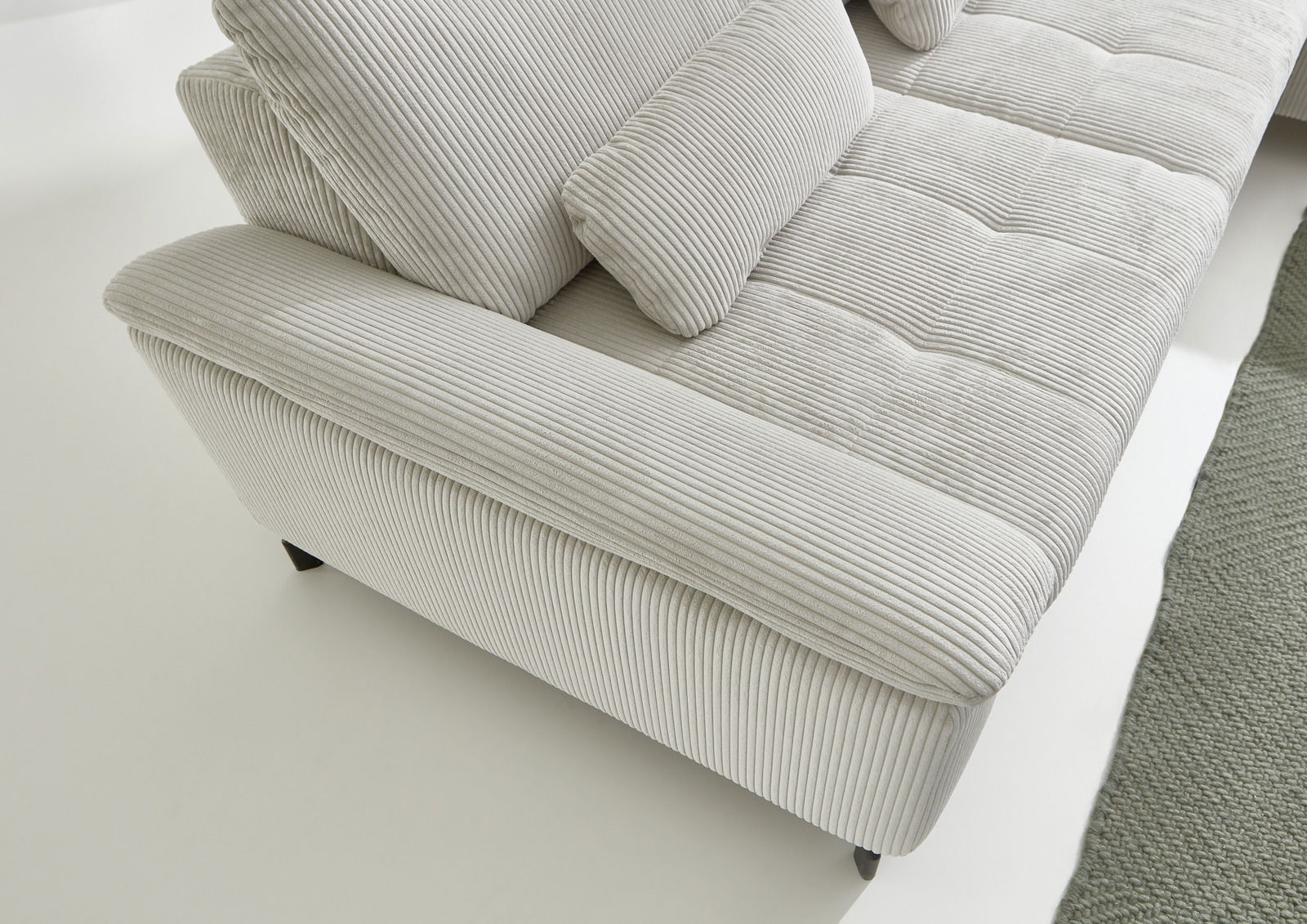 Beige Polsterrundecke aus Cordstoff, Nahaufnahme von schräg oben