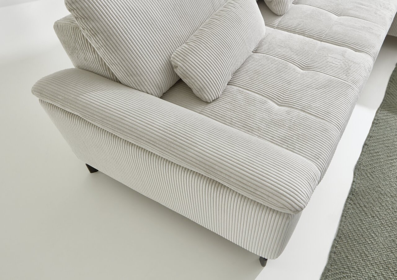 Beige gestoffeerde hoekbank van corduroy, close-up vanuit een schuine hoek van bovenaf