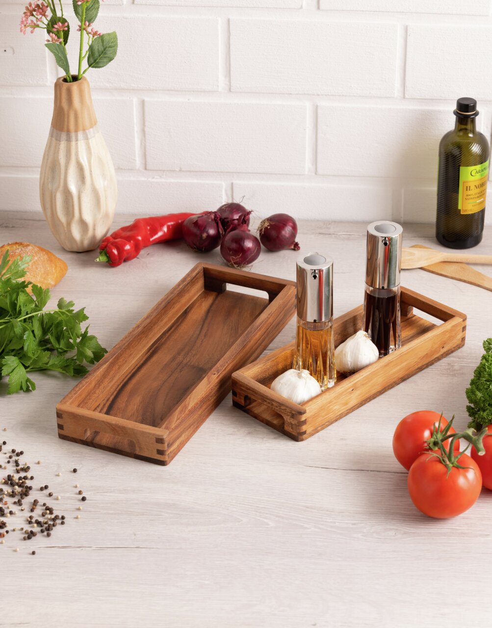 Langwerpig houten dienblad, gefotografeerd van bovenaf, omringd door verse ingrediënten zoals tomaten, paprika’s en kruiden.