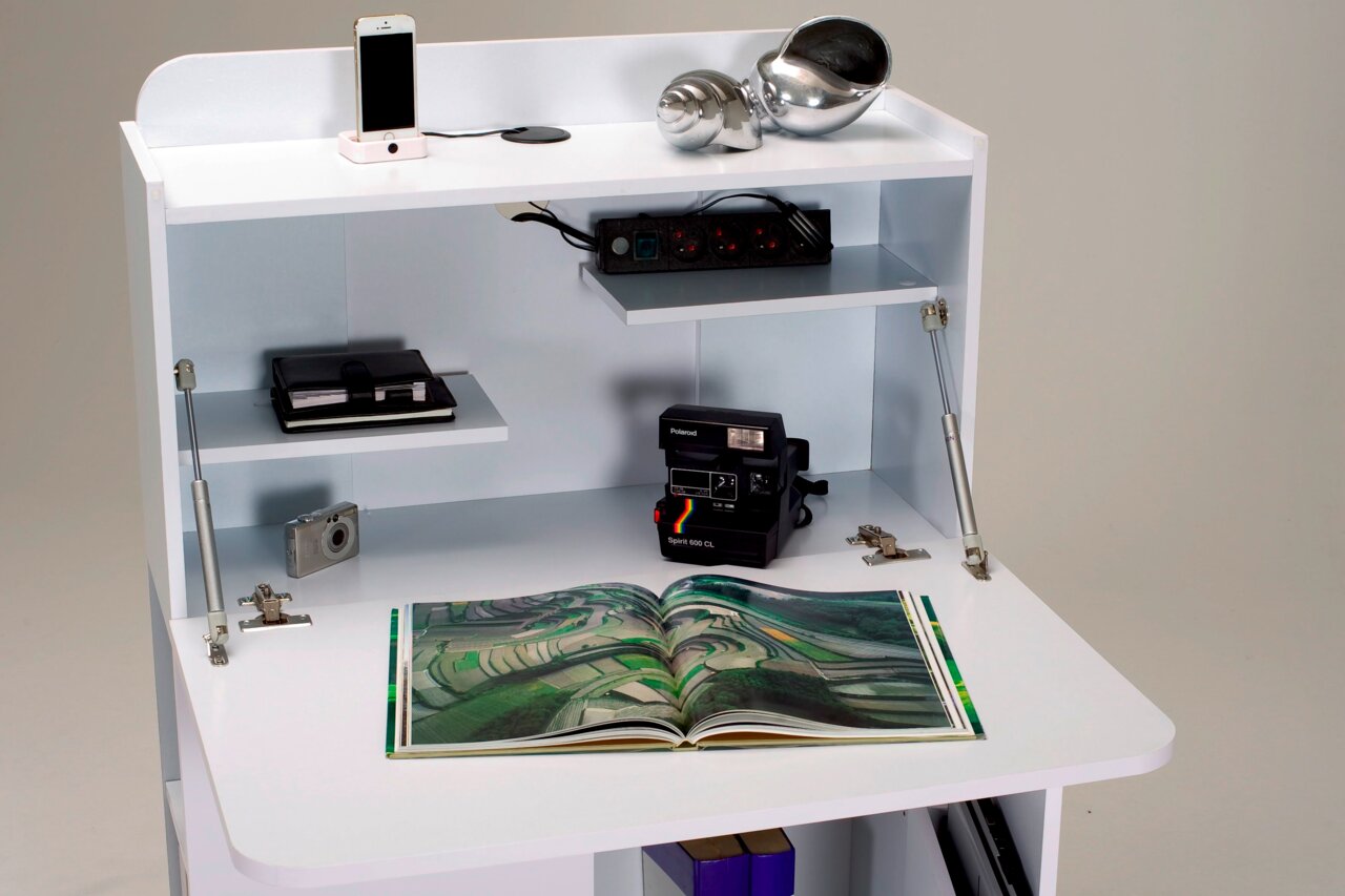 Moderner weißer Sekretär mit mehreren Ablagen, einer offenen Klappe und integrierter Steckdosenleiste. Perspektive: Frontalansicht.