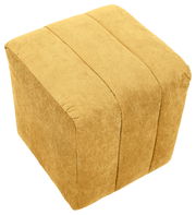 Gelber, quadratischer Hocker aus Stoff in schräger Draufsicht