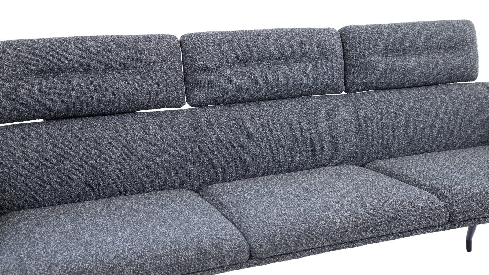 Graue Sitzbank mit drei gepolsterten Rückenlehnen, seitliche Perspektive