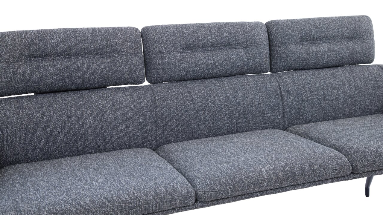 Graue Sitzbank mit drei gepolsterten Rückenlehnen, seitliche Perspektive