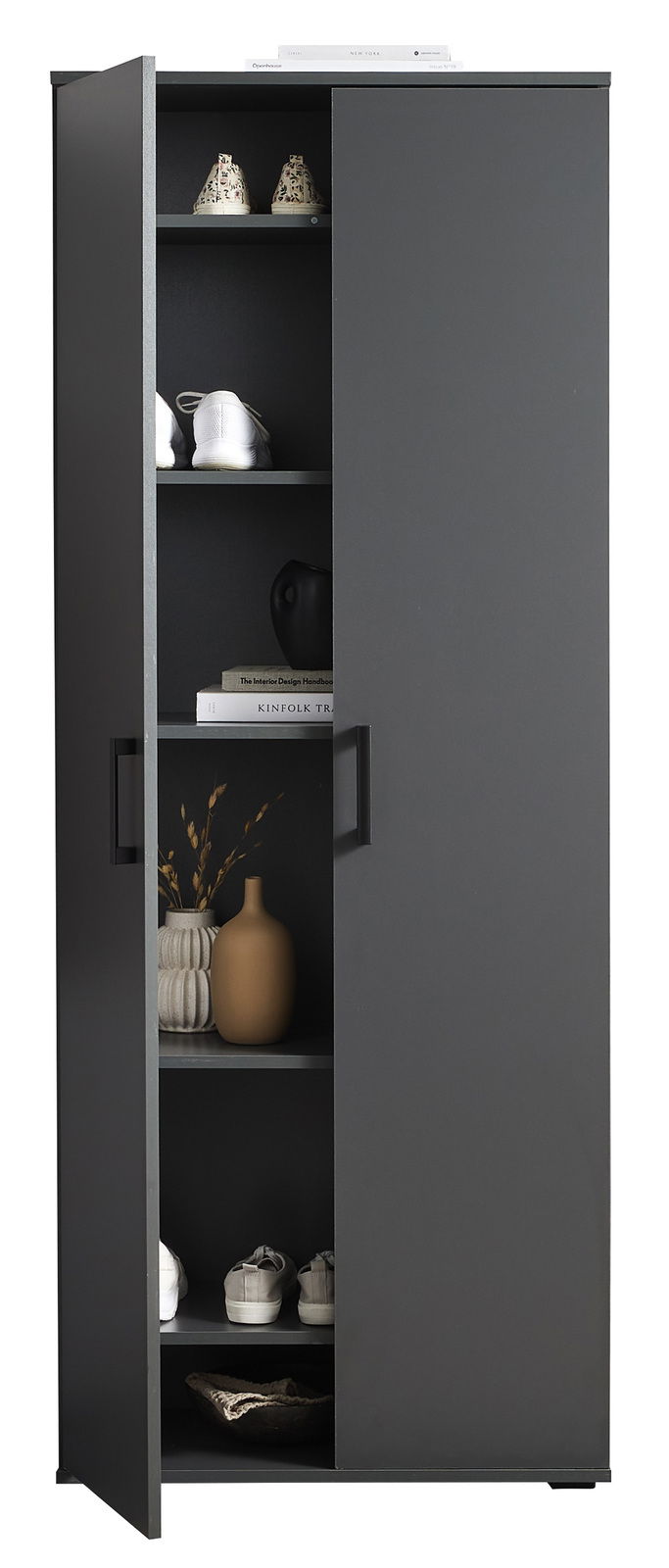 Schwarzer XL-Schuhschrank mit teilweise geöffneter Tür, gefüllt mit Schuhen, Dekorationsgegenständen und Büchern, frontal betrachtet.