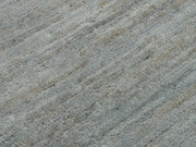 Nahaufnahme eines Wollteppichs mit grauen und beigen Streifen, diagonale Perspektive