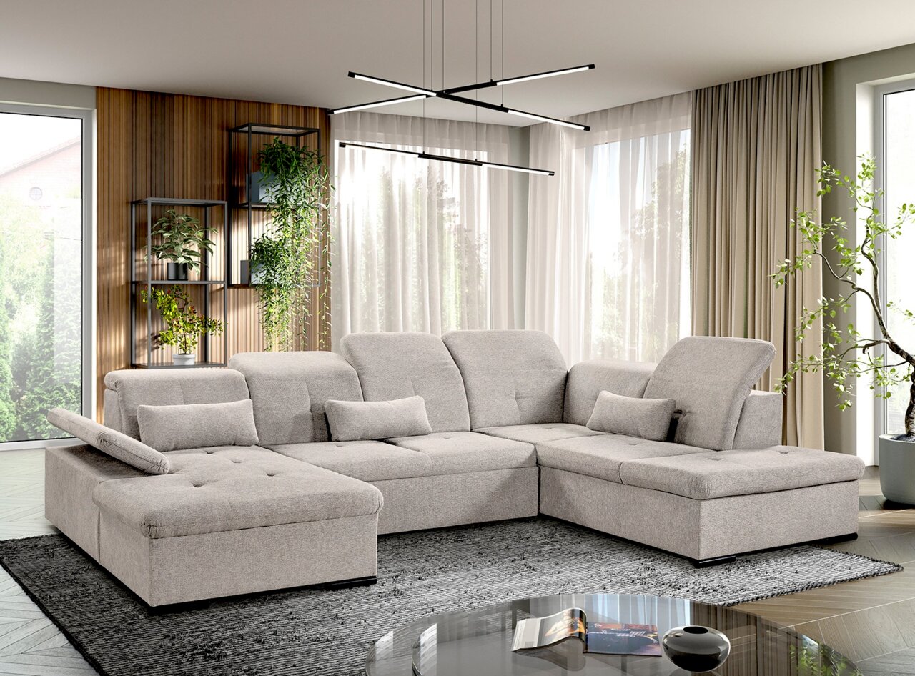 Großes, modernes Ecksofa in einem hellen Wohnzimmer, mit grauem Stoffbezug und verstellbaren Kopfstützen, aus der Perspektive von vorne links.