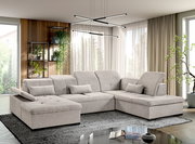 Großes, modernes Ecksofa in einem hellen Wohnzimmer, mit grauem Stoffbezug und verstellbaren Kopfstützen, aus der Perspektive von vorne links.