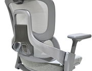 Rückansicht eines modernen Drehstuhls mit ergonomischer Rückenlehne und verstellbarer Armlehne.