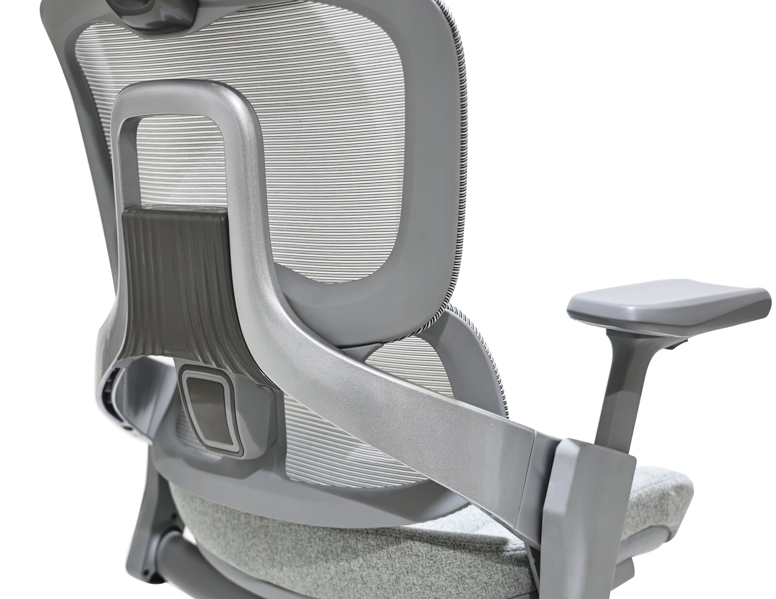 Rückansicht eines modernen Drehstuhls mit ergonomischer Rückenlehne und verstellbarer Armlehne.