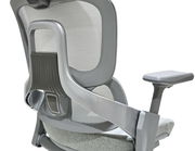 Rückansicht eines modernen Drehstuhls mit ergonomischer Rückenlehne und verstellbarer Armlehne.