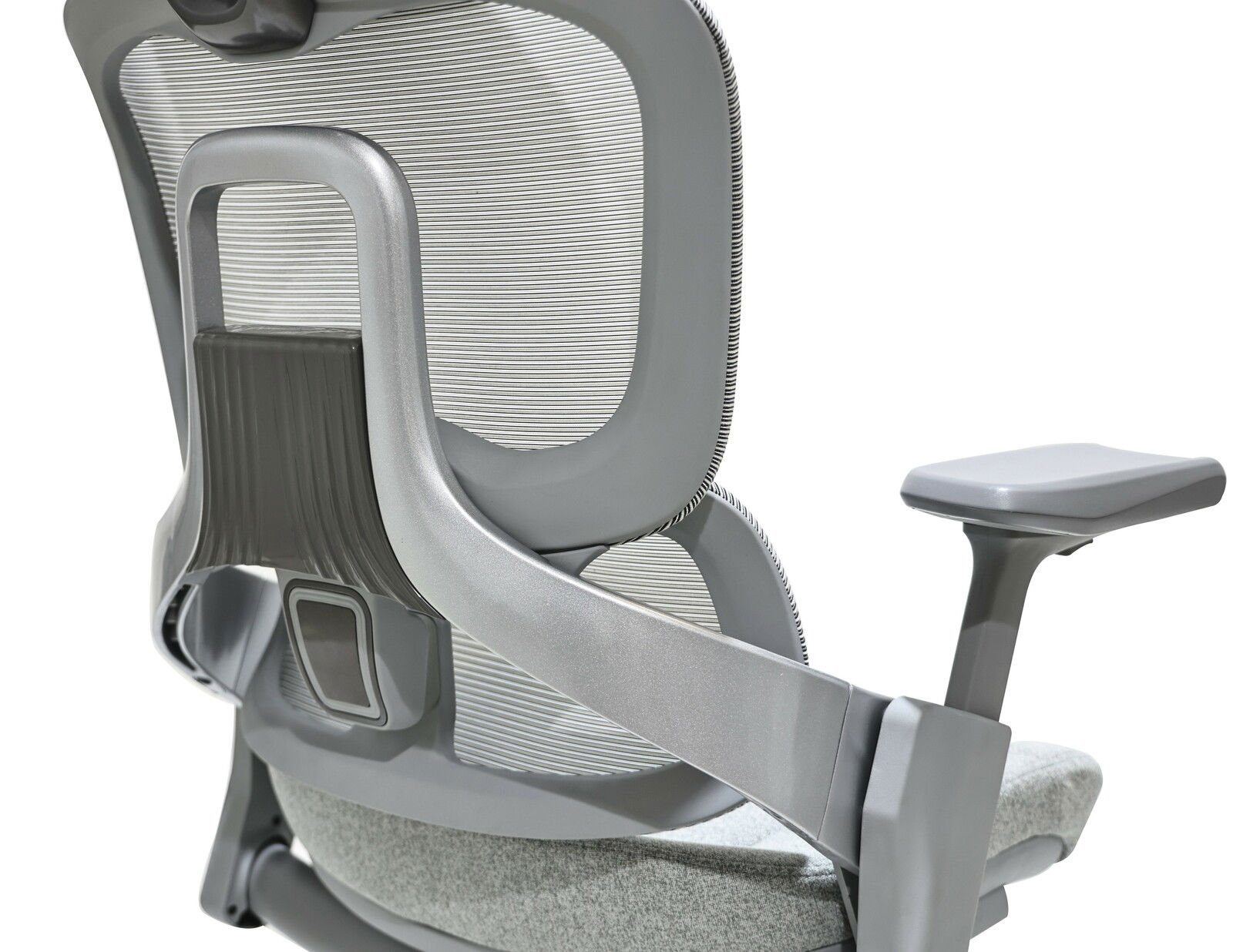 Rückansicht eines modernen Drehstuhls mit ergonomischer Rückenlehne und verstellbarer Armlehne.