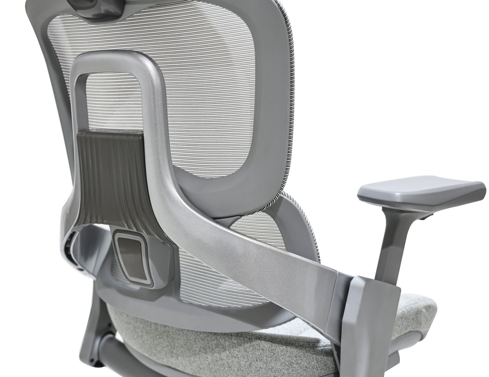 Rückansicht eines modernen Drehstuhls mit ergonomischer Rückenlehne und verstellbarer Armlehne.