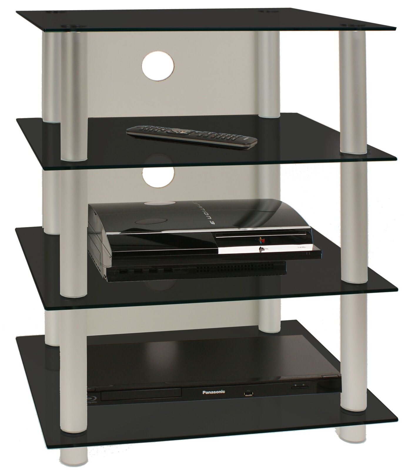 Schwarzes Glas-HiFi-/TV-Rack mit mehreren Ablageböden und silbernen Rundsäulen, freigestellt auf Weiß, Perspektive: frontale leichte Seitenansicht von oben