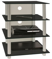Schwarzes Glas-HiFi-/TV-Rack mit mehreren Ablageböden und silbernen Rundsäulen, freigestellt auf Weiß, Perspektive: frontale leichte Seitenansicht von oben