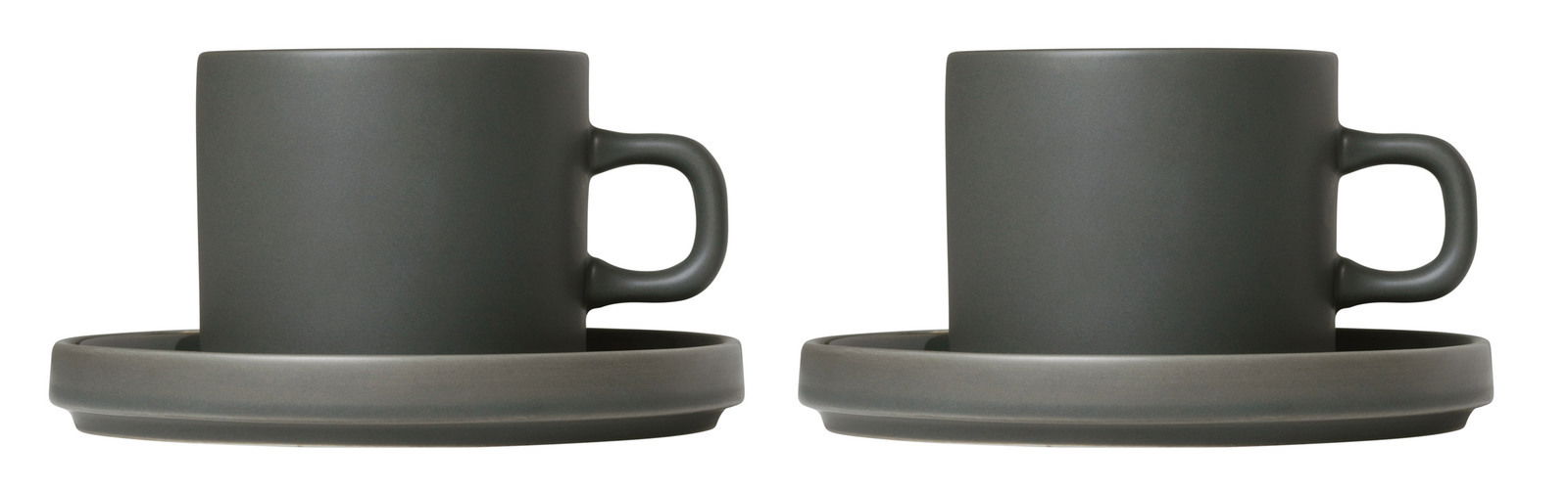 Zwei dunkelgraue Kaffeetassen mit Untertassen aus der Serie PILAR von Blomus, seitliche Perspektive.