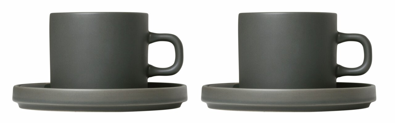 Zwei dunkelgraue Kaffeetassen mit Untertassen aus der Serie PILAR von Blomus, seitliche Perspektive.
