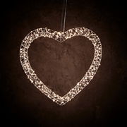 LED-Metallherz in Herzform, beleuchtet, hängend vor dunklem Hintergrund, Frontalansicht