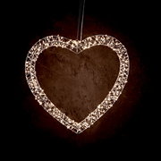 LED-Metallherz in Herzform, beleuchtet, hängend vor dunklem Hintergrund, Frontalansicht