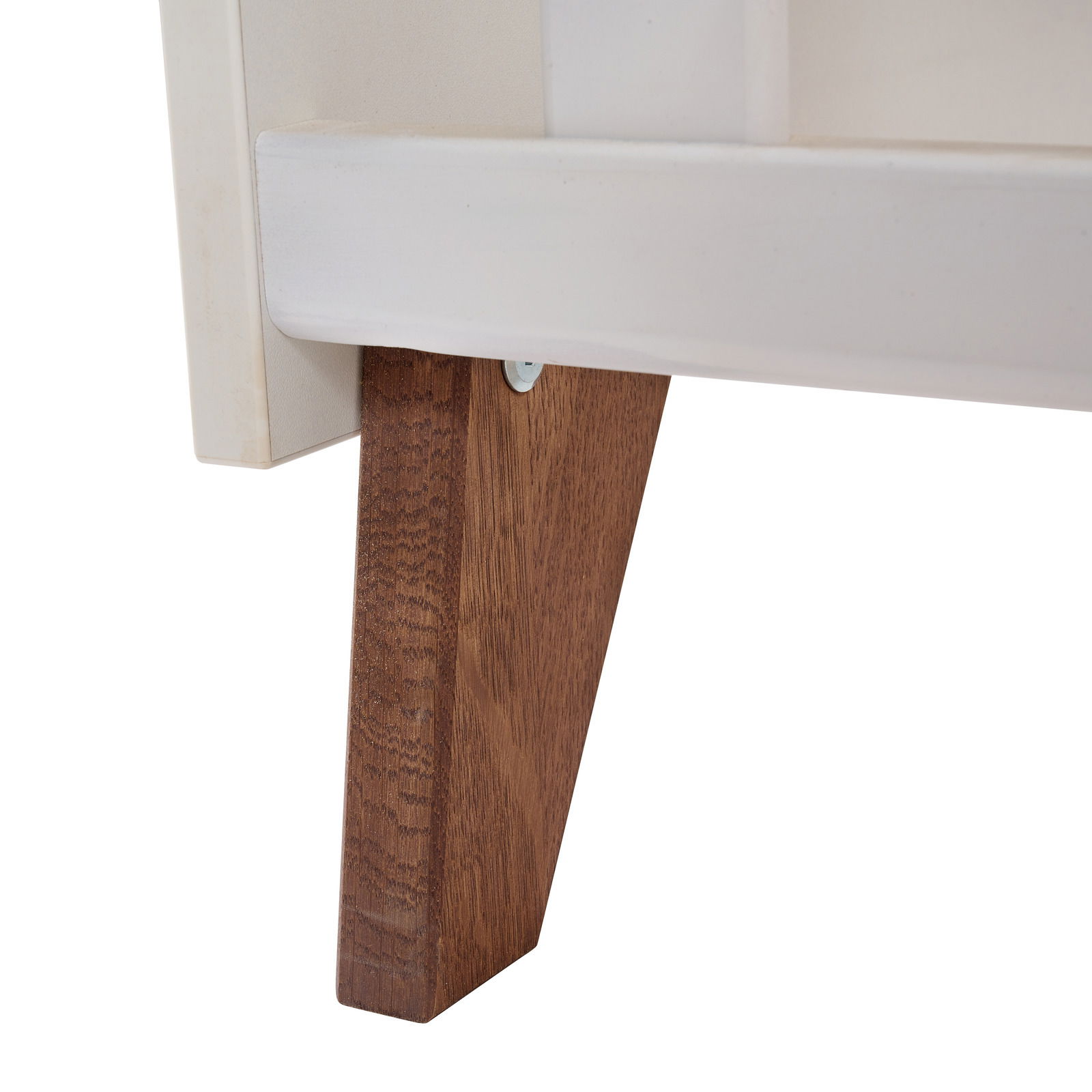 Nahaufnahme eines Möbelbeins aus Holz mit weißem Rahmen, seitliche Perspektive