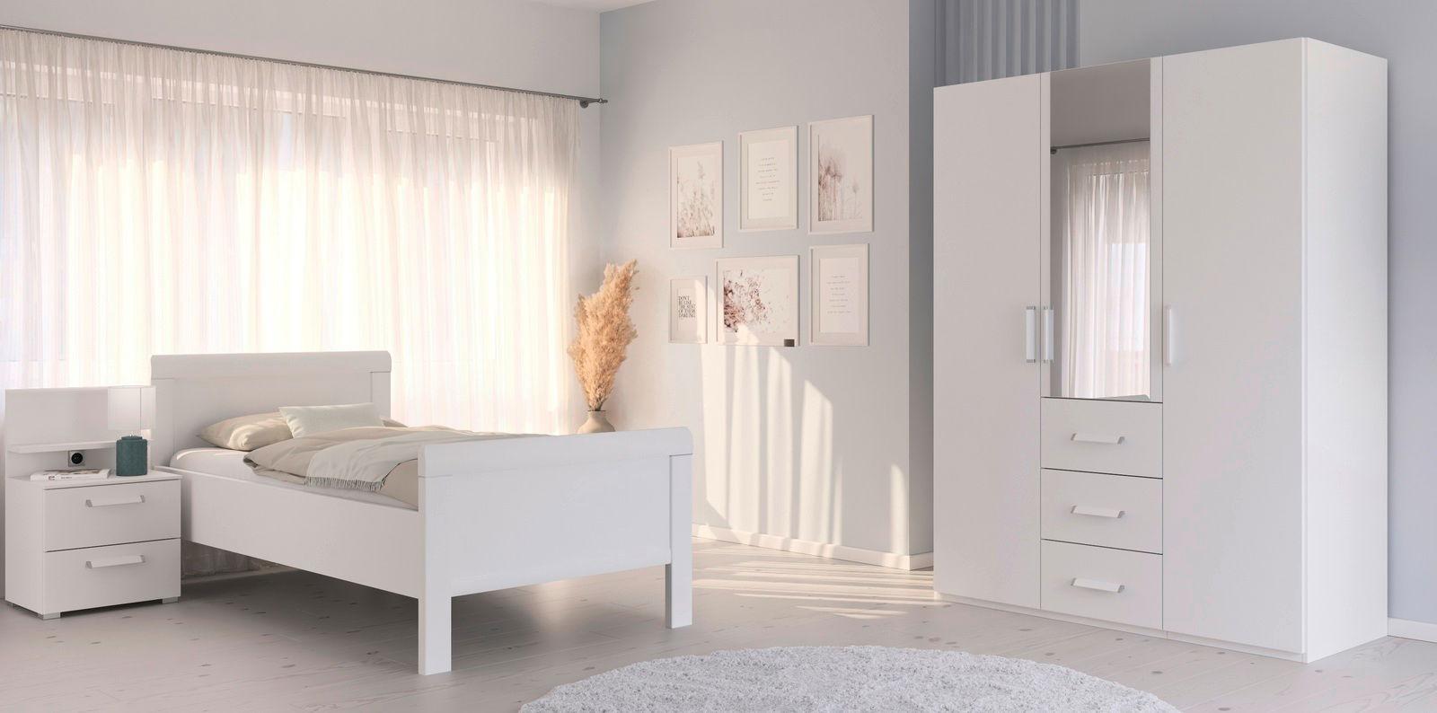 Komfortbett in einem hellen Schlafzimmer mit weißem Nachttisch und Kleiderschrank, seitliche Perspektive