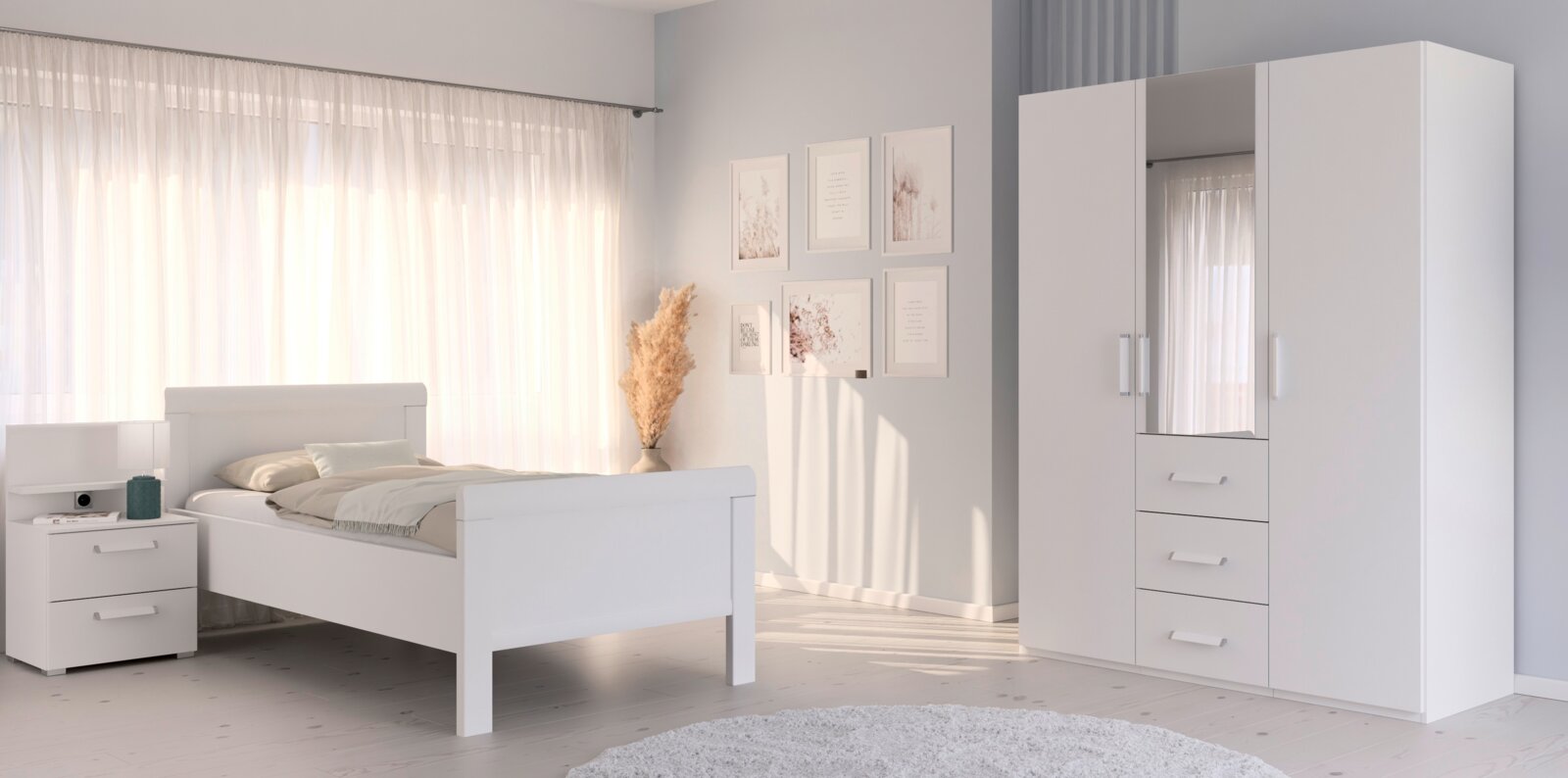 Komfortbett in einem hellen Schlafzimmer mit weißem Nachttisch und Kleiderschrank, seitliche Perspektive