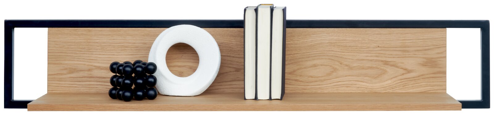 Moderne wandplank met zwart metalen frame en houten plank, met witte ringvormige vaas, zwarte decoratieve bolcluster en drie rechtopstaande boeken, frontaal aanzicht