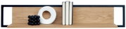 Moderne wandplank met zwart metalen frame en houten plank, met witte ringvormige vaas, zwarte decoratieve bolcluster en drie rechtopstaande boeken, frontaal aanzicht