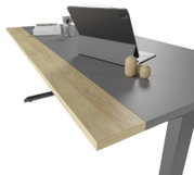 Moderner E-Schreibtisch mit grauer Oberfläche und Holzleiste, seitliche Perspektive