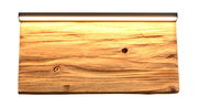 Wandleuchte aus Holz mit warmem Licht, Ansicht von vorne