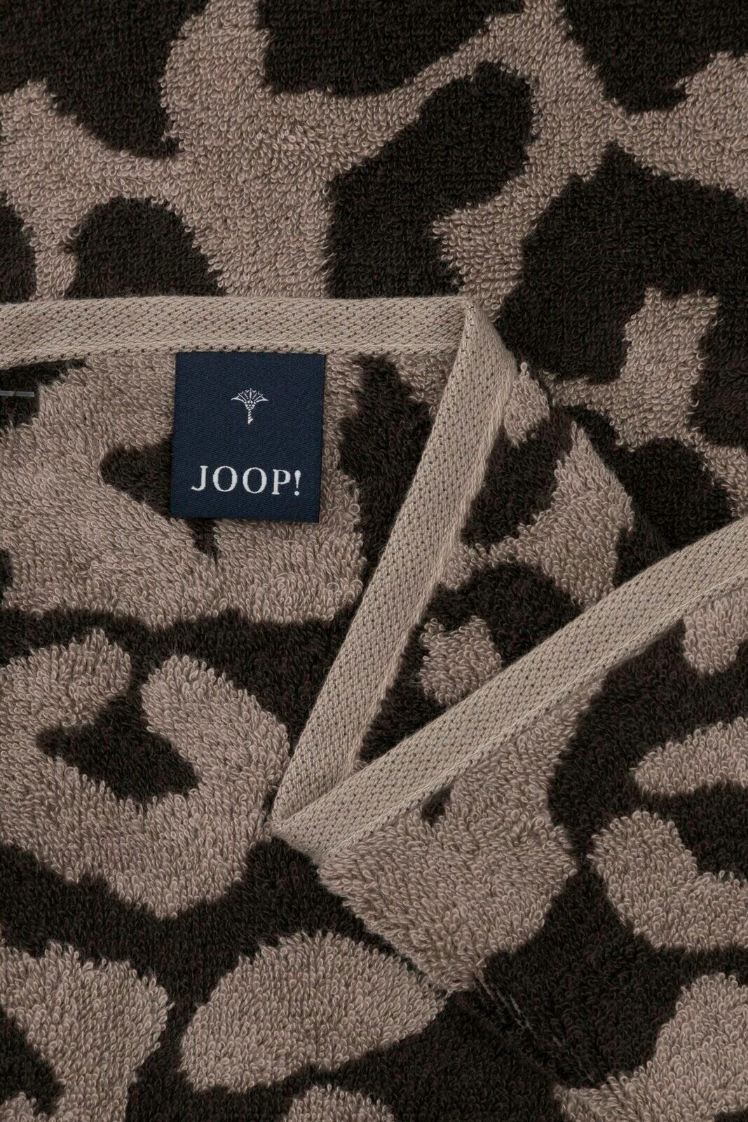Nahaufnahme eines JOOP! Saunatuchs mit Leopardenmuster in Braun- und Beigetönen, Etikett sichtbar.