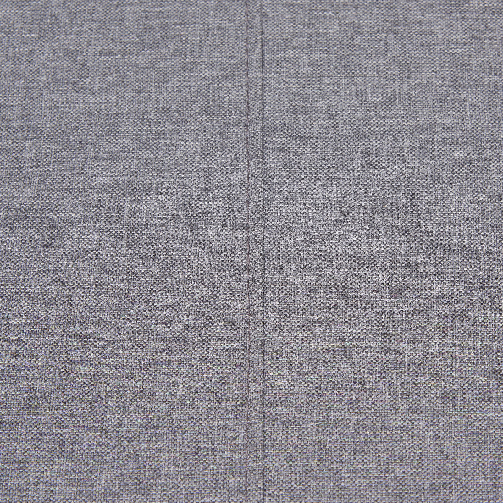 Nahaufnahme eines grauen Stoffbezugs mit sichtbarer Naht, Draufsicht