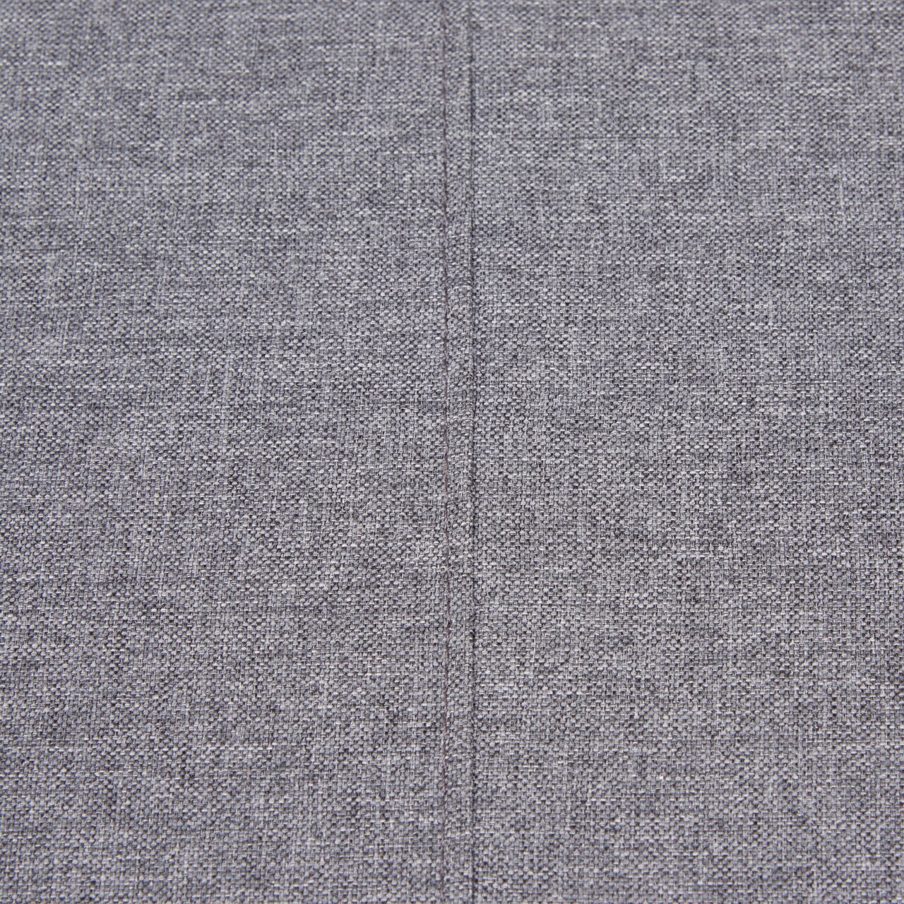 Nahaufnahme eines grauen Stoffbezugs mit sichtbarer Naht, Draufsicht