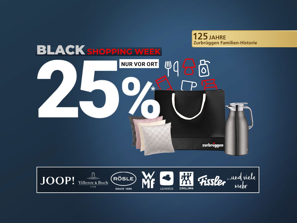 Schwarze Einkaufstasche mit Kissen, Isolierkanne und Markenlogos auf blauem Hintergrund, Symbolik für Wohnen & Genuss