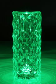 Grüne LED-Dekoleuchte mit facettiertem Design, frontal fotografiert