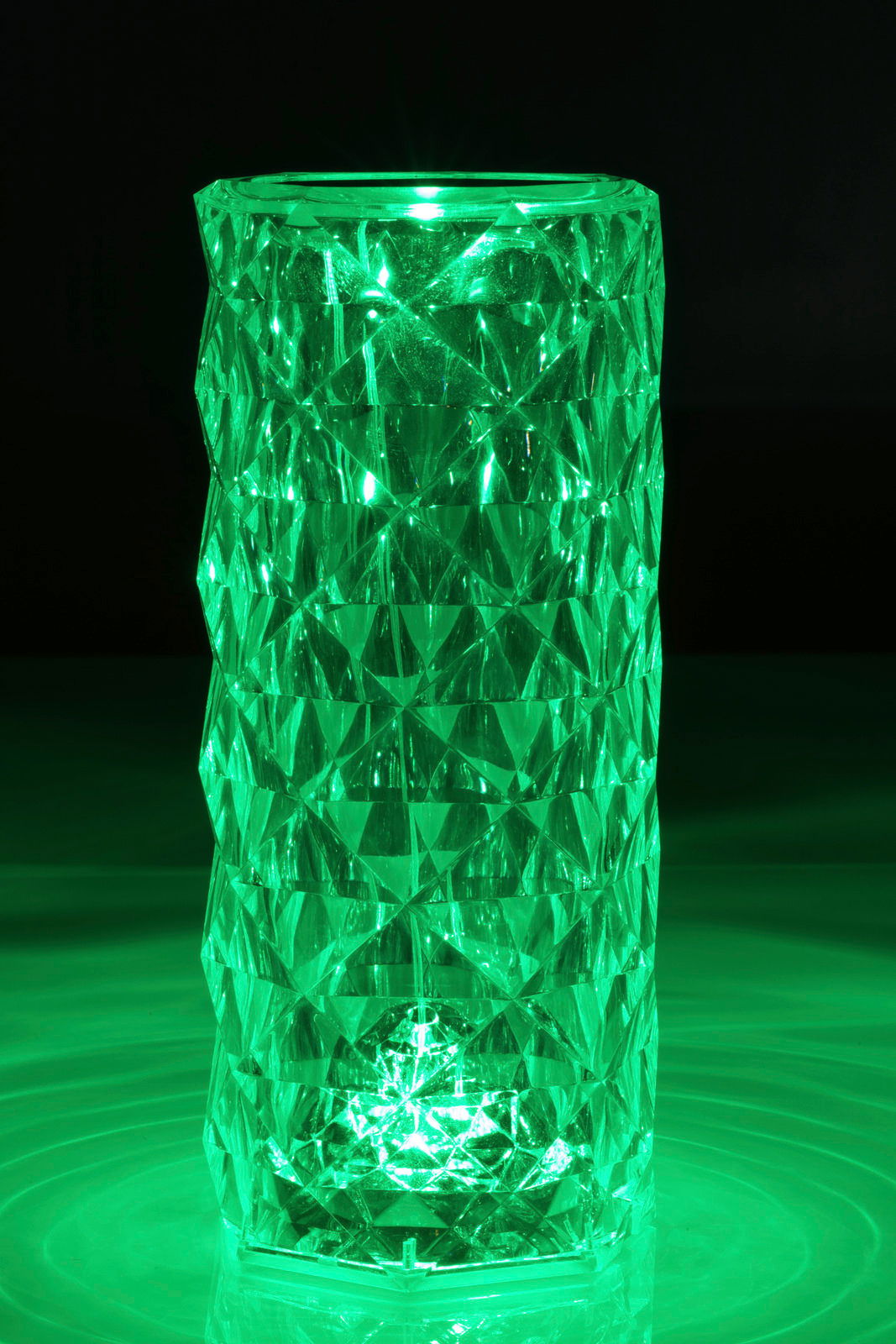 Grüne LED-Dekoleuchte mit facettiertem Design, frontal fotografiert