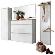 Modernes Flurmöbel-Set in Weiß mit Holzablagen: links hoher Schrank, mittig Kommode mit Spiegel, rechts Garderobenpaneel mit Ablage, Haken und Kleiderbügel; Ansicht schräg von vorn